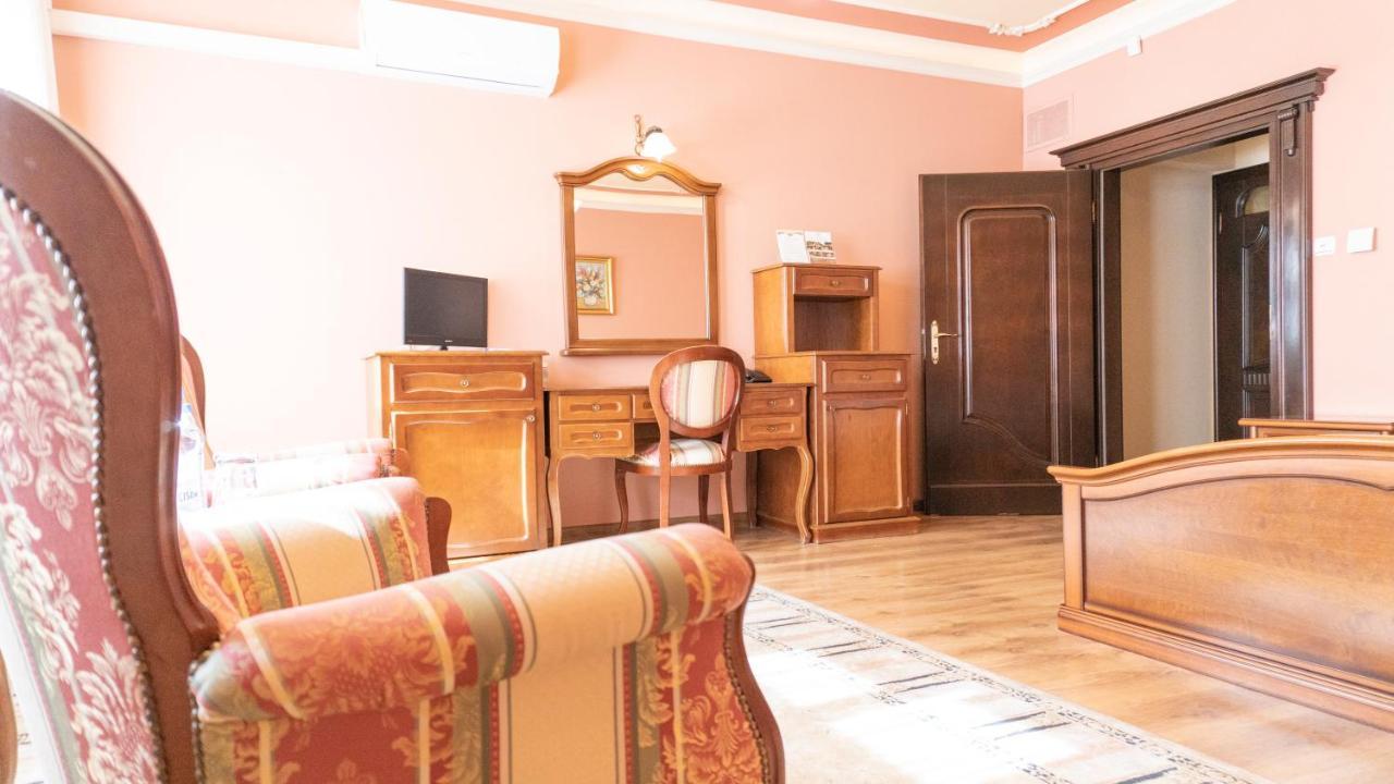 Hotel "Dworek Lesniczowka" Wodzisław Śląski Exteriér fotografie